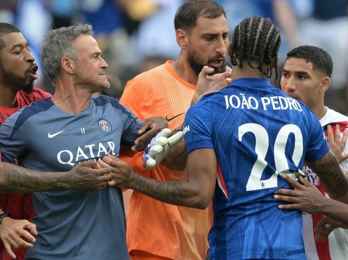 Paris Saint-Germain's Spanish coach Luis Enrique (L) grabs the face of Chelsea's Brazilian forward #20 Joao Pedro during the FIFA Club World Cup 2025 final football match between England's Chelsea and France's Paris Saint-Germain at the MetLife Stadium in East Rutherford, New Jersey on July 13, 2025. (Photo by JUAN MABROMATA / AFP)