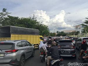 Macet Jam Pulang Sekolah di SMA 1 Pekanbaru, Warga Minta Petugas Turun Tangan Macet Jam Pulang Sekolah di SMA 1 Pekanbaru, Warga Minta Petugas Turun Tangan