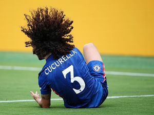 Cucurella Lagi-lagi Jadi Korban Penjambakan Cucurella Lagi-lagi Jadi Korban Penjambakan