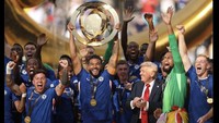 Ya, akhirnya Chelsea merayakan gelar juara Piala Dunia Antarklub 2025 dengan Donald Trump masih berada di tengah-tengah mereka. Sudah seperti satu tim saja! Foto: Dok. Internet/X (Twitter)