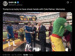 Momen Cole Palmer salaman dengan Donald Trump ini mengundang celetukan. Yang lebih beruntung siapa nih? Foto: Dok. Internet/X (Twitter)