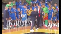 Momen Presiden FIFA Gianni Infantino terindikasi mengajak Trump melipir ke pinggir agar Chelsea bisa pose merayakan gelar juara. Foto: Dok. Internet/X (Twitter)