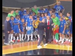 Momen Presiden FIFA Gianni Infantino terindikasi mengajak Trump melipir ke pinggir agar Chelsea bisa pose merayakan gelar juara. Foto: Dok. Internet/X (Twitter)