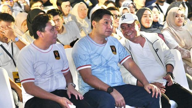 Menteri PKP di Stadion Sijalak Harupat Bandung, sesaat sebelum aktivitas penutupan Piala Presiden 2025