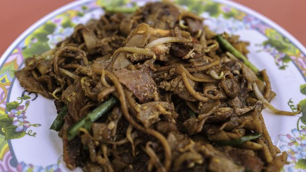 I have been tasting various kinds of dishes recently at many hawker centers. as  Singapore's hawker culture has got UNESCO status: the Intangible Cultural Heritage of Humanity.I finally had a chance to try one of the popular manues : Fried Kway Teow at 