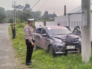 Mobil Jenazah Tabrak Tiang Listrik di Musi Rawas, Dua Orang Terluka Mobil Jenazah Tabrak Tiang Listrik di Musi Rawas, Dua Orang Terluka