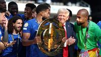 Momen Donald Trump Ogah Turun Podium, Ikut Chelsea Angkat Trofi