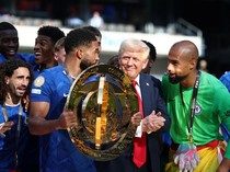 Momen Donald Trump Ogah Turun Podium, Ikut Chelsea Angkat Trofi