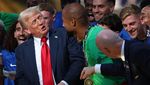Momen Donald Trump Ogah Turun Podium, Ikut Chelsea Angkat Trofi