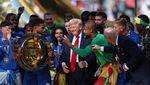 Momen Donald Trump Ogah Turun Podium, Ikut Chelsea Angkat Trofi