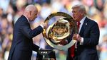 Momen Donald Trump Ogah Turun Podium, Ikut Chelsea Angkat Trofi