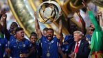 Momen Donald Trump Ogah Turun Podium, Ikut Chelsea Angkat Trofi