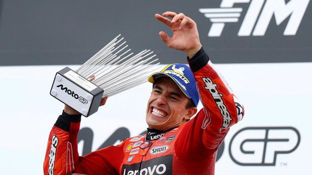 MotoGP - German Grand Prix - Sachsenring, Hohenstein-Ernstthal, Germany - July 13, 2025Ducati Lenovo Team's Marc Marquez celebrates on the podium with the trophy after winning the German Grand Prix REUTERS/Lisi Niesner     TPX IMAGES OF THE DAY
