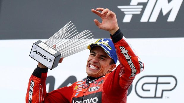 MotoGP - German Grand Prix - Sachsenring, Hohenstein-Ernstthal, Germany - July 13, 2025 Ducati Lenovo Team's Marc Marquez celebrates on the podium with the trophy after winning the German Grand Prix REUTERS/Lisi Niesner     TPX IMAGES OF THE DAY