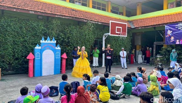 Nuansa Negeri Dogeng Warnai Hari Pertama MPLS di Surabaya