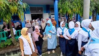 Tak Hanya Antar, Ortu di Ciamis Ikut Upacara dan MPLS di Hari Pertama Sekolah