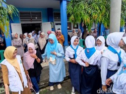 Tak Hanya Antar, Ortu di Ciamis Ikut Upacara dan MPLS di Hari Pertama Sekolah