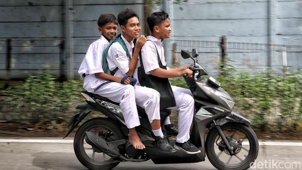 Pelajar Tak Pakai Helm-Bonceng Tiga Warnai Hari Pertama Sekolah di Jakut