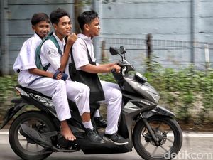 Pelajar Tak Pakai Helm-Bonceng Tiga Warnai Hari Pertama Sekolah di Jakut Pelajar Tak Pakai Helm-Bonceng Tiga Warnai Hari Pertama Sekolah di Jakut