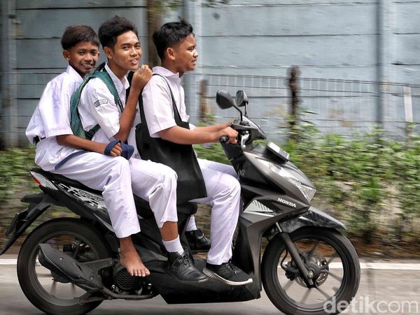 Pelajar Tak Pakai Helm-Bonceng Tiga Warnai Hari Pertama Sekolah di Jakut