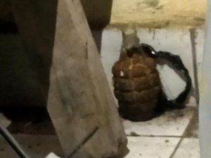Penampakan Granat Nanas Ditemukan di Tumpukan Barang Rumah Warga Maros Penampakan Granat Nanas Ditemukan di Tumpukan Barang Rumah Warga Maros