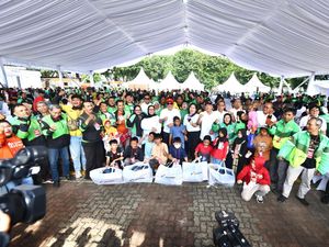 Pertamina Bagikan 1.000 Seragam Sekolah & Alat Tulis untuk Anak Ojol Pertamina Bagikan 1.000 Seragam Sekolah & Alat Tulis untuk Anak Ojol