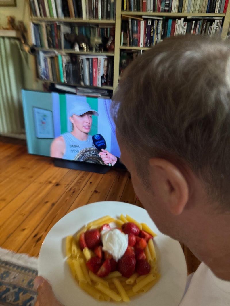 PM Polandia Dihujat gegara Makan Pasta pakai Strawberry, Ini Faktanya