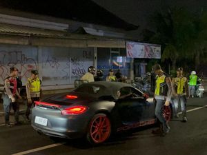 WNA Turki Bawa Porsche Tanpa STNK Ditindak Polantas WNA Turki Bawa Porsche Tanpa STNK Ditindak Polantas