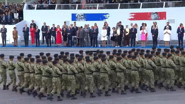 Prabowo beri hormat ke Kontingen RI di parade Bastille Day.
