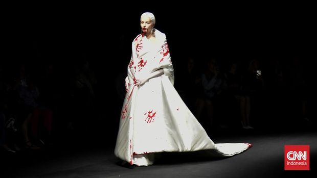 Presentasi koleksi haute couture Robert Wun di Paris Couture Week, Rabu (9/7).