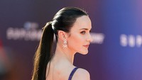 Rachel Brosnahan, Lois Lane yang Pamer Punggung Gak Bersayap