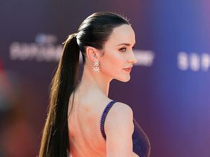 Rachel Brosnahan, Lois Lane yang Pamer Punggung Gak Bersayap