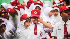 Ragam Ekspresi Siswa Hari Pertama Masuk Sekolah di Tangsel