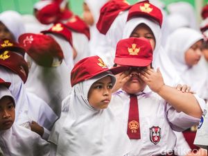 Ragam Ekspresi Siswa Hari Pertama Masuk Sekolah di Tangsel