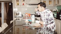 Potret Raja Latuconsina, Bos Persikota yang Hobi Hangout di Kafe