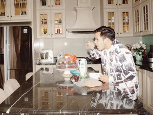 Potret Raja Latuconsina, Bos Persikota yang Hobi Hangout di Kafe Potret Raja Latuconsina, Bos Persikota yang Hobi Hangout di Kafe