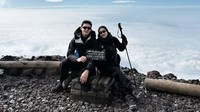 Rey Mbayang dan Dinda Hauw Rayakan Ultah ke-5 Pernikahan Daki Gunung Fuji