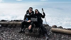 Rey Mbayang dan Dinda Hauw Rayakan Ultah ke-5 Pernikahan Daki Gunung Fuji