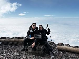 Rey Mbayang dan Dinda Hauw Rayakan Ultah ke-5 Pernikahan Daki Gunung Fuji Rey Mbayang dan Dinda Hauw Rayakan Ultah ke-5 Pernikahan Daki Gunung Fuji