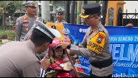 Operasi Patuh Semeru, Satlantas Trenggalek Bagi-bagi Helm Gratis