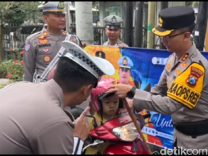 Operasi Patuh Semeru, Satlantas Trenggalek Bagi-bagi Helm Gratis Operasi Patuh Semeru, Satlantas Trenggalek Bagi-bagi Helm Gratis