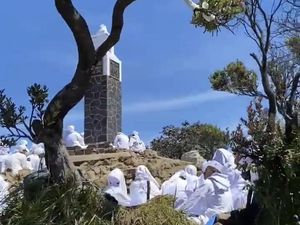 Rombongan Berbusana Putih-putih Ritual di Puncak Lawu Hebohkan Pendaki Rombongan Berbusana Putih-putih Ritual di Puncak Lawu Hebohkan Pendaki
