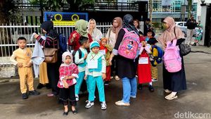 Keseruan Bocah Sambut Hari Pertama Sekolah di SDN 0001 Merdeka