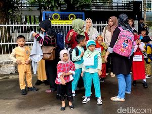 Keseruan Bocah Sambut Hari Pertama Sekolah di SDN 0001 Merdeka Keseruan Bocah Sambut Hari Pertama Sekolah di SDN 0001 Merdeka