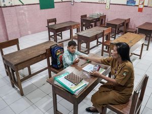 Sepi Peminat, SD di Solo Ini Hanya Dapat Satu Murid Baru Sepi Peminat, SD di Solo Ini Hanya Dapat Satu Murid Baru