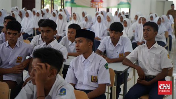 275 siswa program Sekolah Rakyat di Aceh antusias masuk perdana tahun ajaran baru 2025/2026 pada Senin (14/7). Total siswa tersebut dibagi di 3 lokasi sekolah masing-masing 100 orang di SMA Unggul Ali Hasjmy Aceh Besar, 100 di Sentra Darussaadah dan 75 di Kabupaten Aceh Selatan.