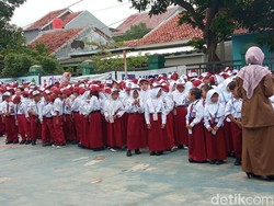 Momen Haru dan Lucu Warnai Hari Pertama Sekolah di Cirebon dan Kuningan