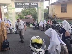 SMA Negeri 5 Bukittinggi Disegel Warga gegara Anak Sekitar Tak Diterima SMA Negeri 5 Bukittinggi Disegel Warga gegara Anak Sekitar Tak Diterima