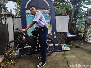 Kisah Virgi dan Sepeda yang Menembus Kemacetan Bandung Menuju Sekolah Kisah Virgi dan Sepeda yang Menembus Kemacetan Bandung Menuju Sekolah