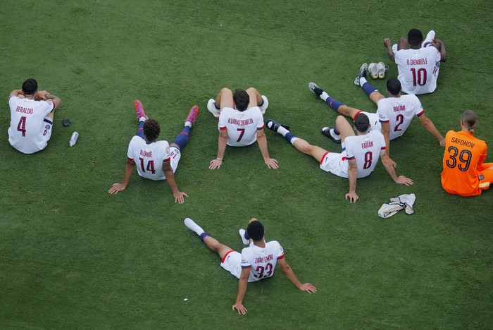 SOCCER-CLUB-CHE-PSG/ Soccer Football - FIFA Club World Cup - Final - Chelsea v Paris St Germain - MetLife Stadium, East Rutherford, New Jersey, U.S. - July 13, 2025 Paris St Germain players look dejected after the final REUTERS/Brian Snyder